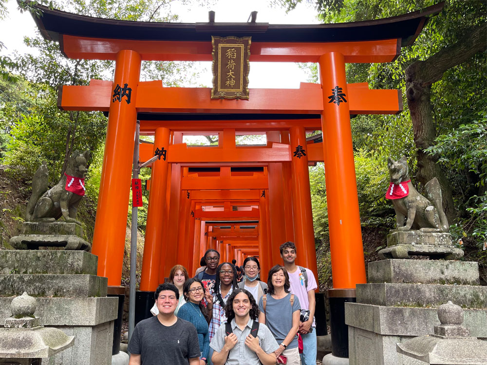 UTSA students in front of Fushimiinari Shrine in Kyoto