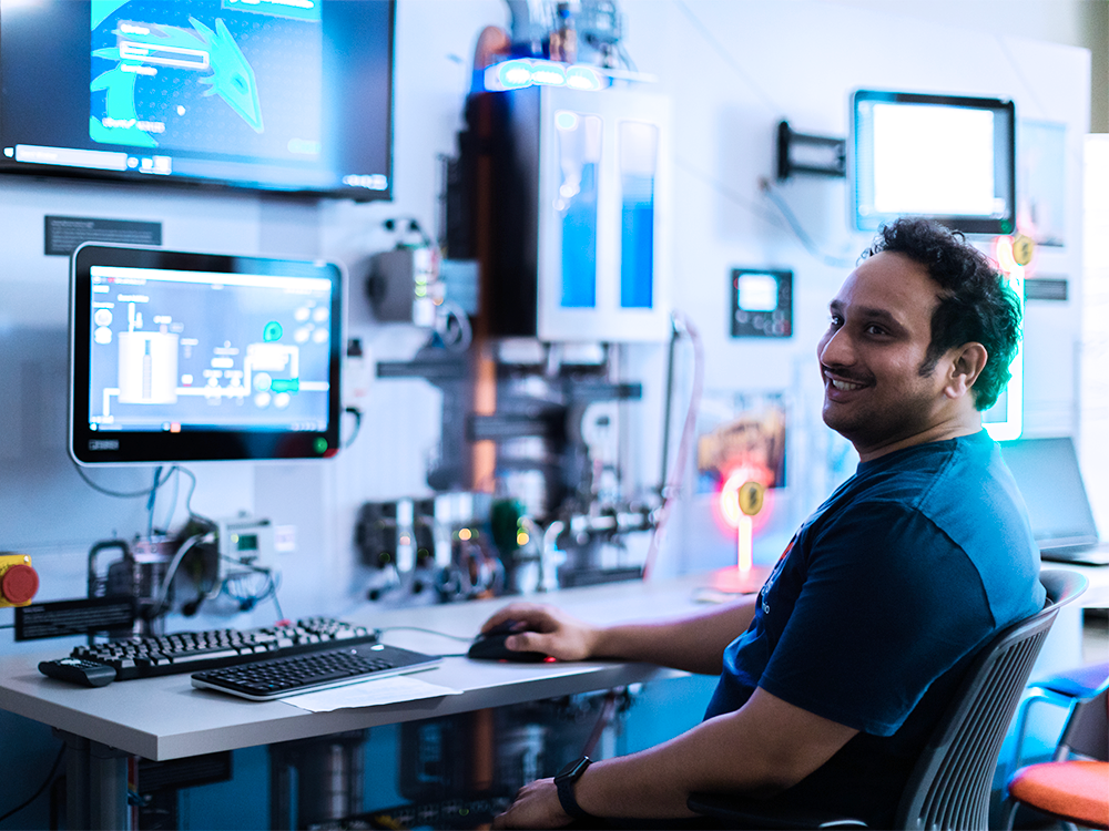 UTSA student in dual program for MS IT and Master in Cybersecurity sits at computer