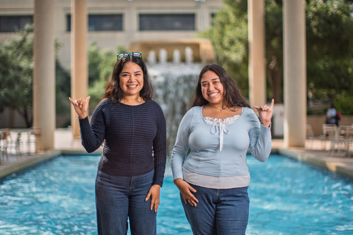 UT San Antonio Students at the Sobrilla fountain.