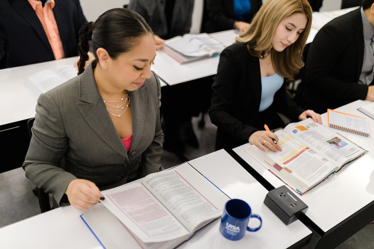 UT San Antonio College of Business Marketing students in class