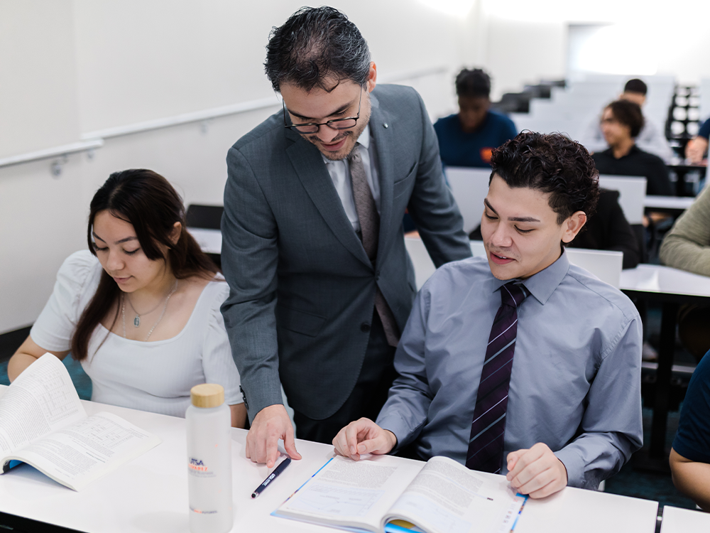 Economics professor mentoring ACOB students.