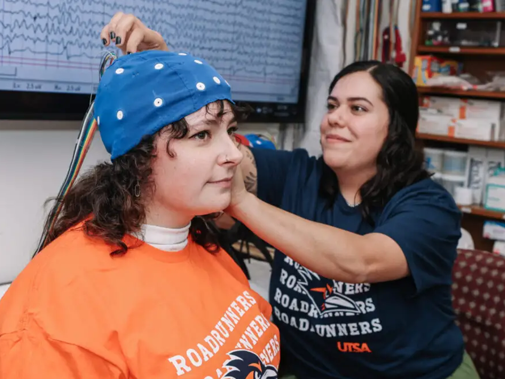 UTSA students measuring brainwaves in a lab.